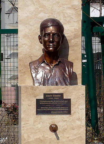 Bauer Sándor szobra